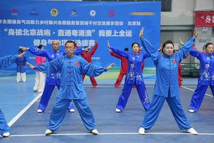 这是真爱❤！中国一对儿广州球迷身穿比尔球衣领证！